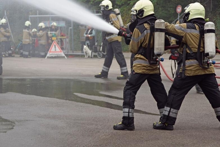 Grossangriff mit Wasserwerfern und Druckleitungen auf das brennende Pneulager.