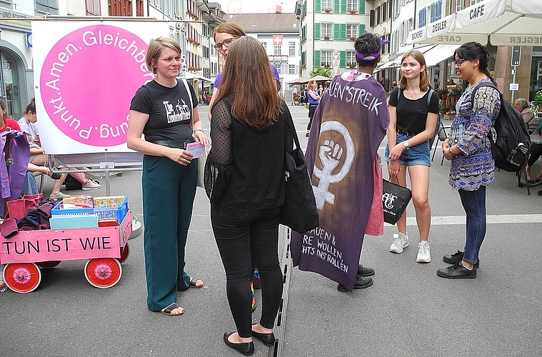 Kultur, Religion, Feminismus bringen ihre Forderungen auf den Punkt.
