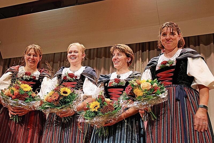 Die Jodlerfrauen (v.â¯l.) Sabine Bader-Oberli (Dirigentin), Marina Bader, Sabine Ammann (Aktuarin) und Martina Mumenthaler wurden von den Jodlern speziell geehrt.
