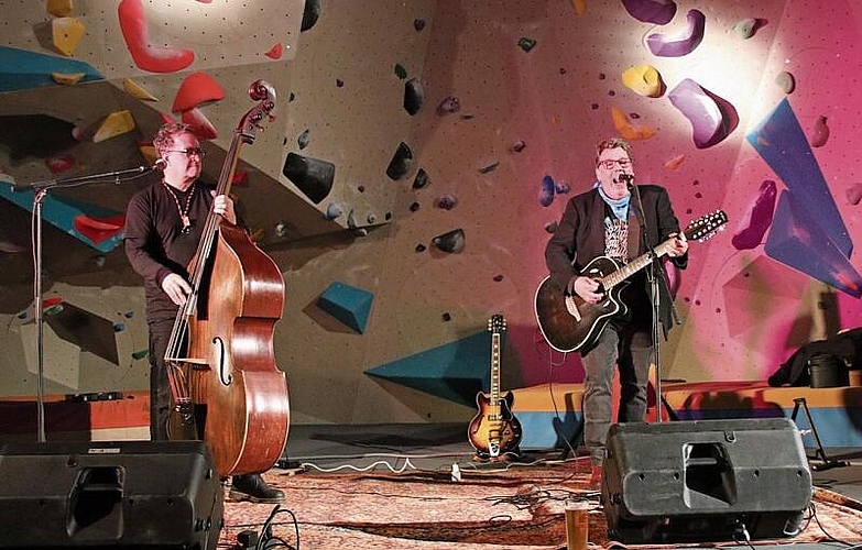 «In Augsburg, in Liestal, Frankfurt, Saarbrücken, es sind überall dieselben, die uns unterdrücken!» Das Duo «Scherbe kontra Bass» spielte Lieder über Revolution und Liebe – vor der Boulderwand im «Hebdi». Marius del Mestre (r.) war in den 80ern bei der Kultband «Ton Stein Scherben», die prägend für die deutsche Rockgeschichte war.
