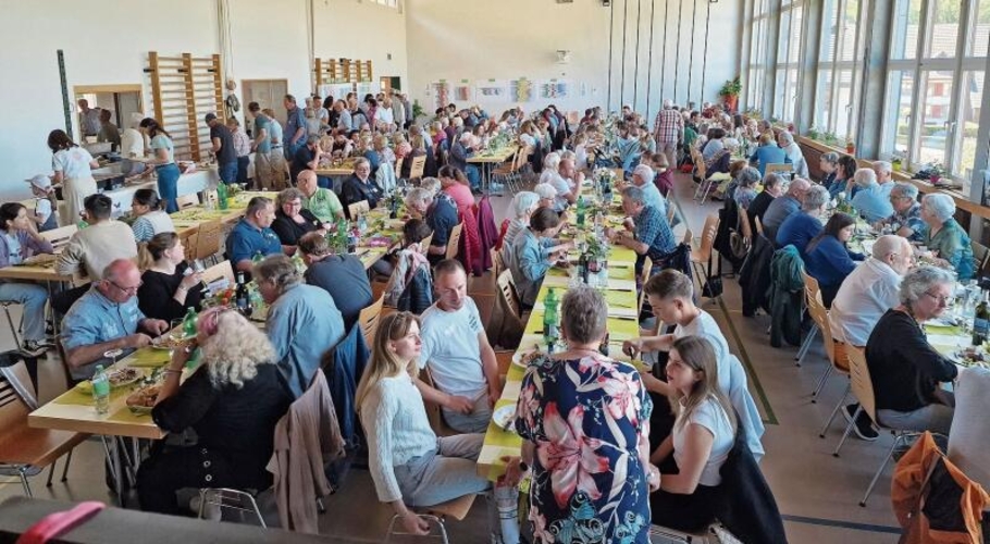 Die Turnhalle war gut gefüllt; alle hatten eine Verbindung zum Namen Rieder.Fotos: U. Roth