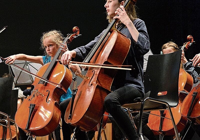 Ganz junge und etwas routiniertere Cellistinnen gehören zum Orchester.Fotos: E. Gysin

