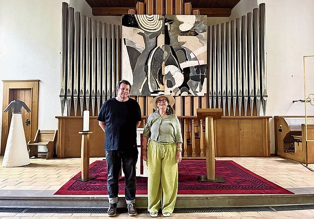 Kurator Pt Whitfield und Kuratorin Sibylla Dreiszigacker vor dem Bild des kürzlich verstorbenen Gian Pedretti.Fotos: E. Bachmann
