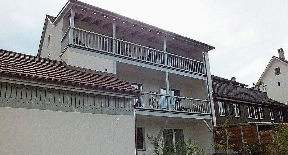 Die Alte Mühle (von hinten) mit dem aufgeklappten Dach, dank dem dort Wohnungen erstellt werden konnten.