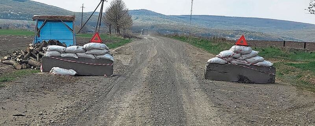 Panzersperren und Checkpoints.