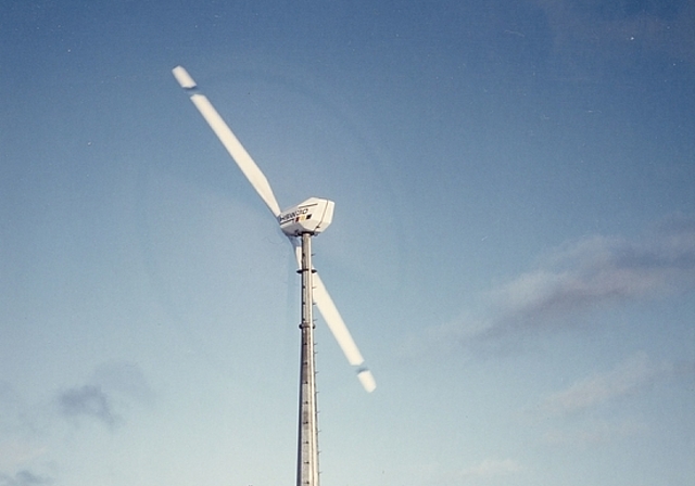 Das kleine Windrad soll als Industriedenkmal stehen bleiben. Foto: zVg