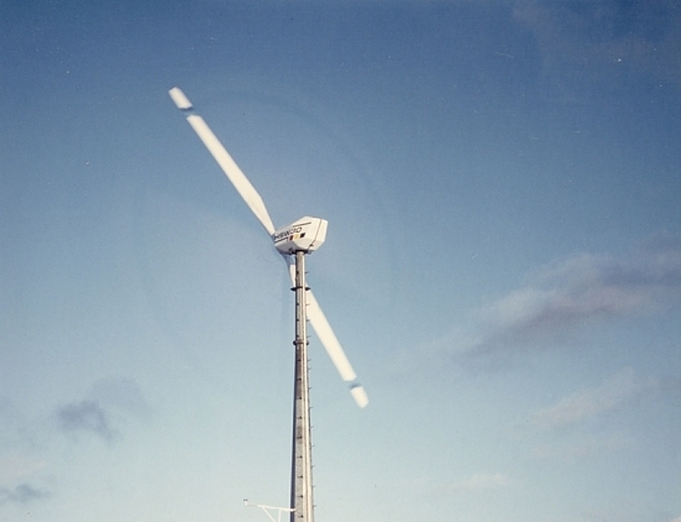 Das kleine Windrad soll als Industriedenkmal stehen bleiben. Foto: zVg