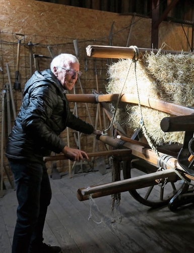 Ernst Rüdin zeigte die Anwendung des Bindebaums des Heuleiterwagens.