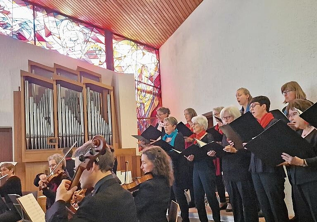 Das Vokalensemble Waldenburg mit dem Streichorchester, oben die herrlichen Kirchenfenster von J. Gustavo Wennberg. Fotos: U. Roth