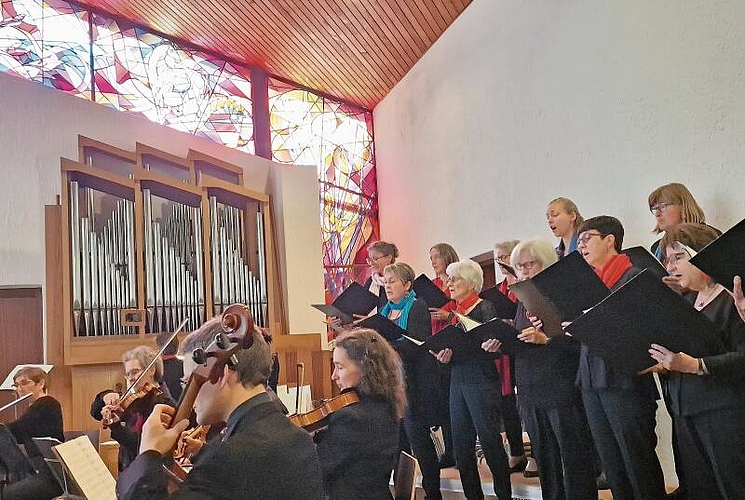 Das Vokalensemble Waldenburg mit dem Streichorchester, oben die herrlichen Kirchenfenster von J. Gustavo Wennberg. Fotos: U. Roth