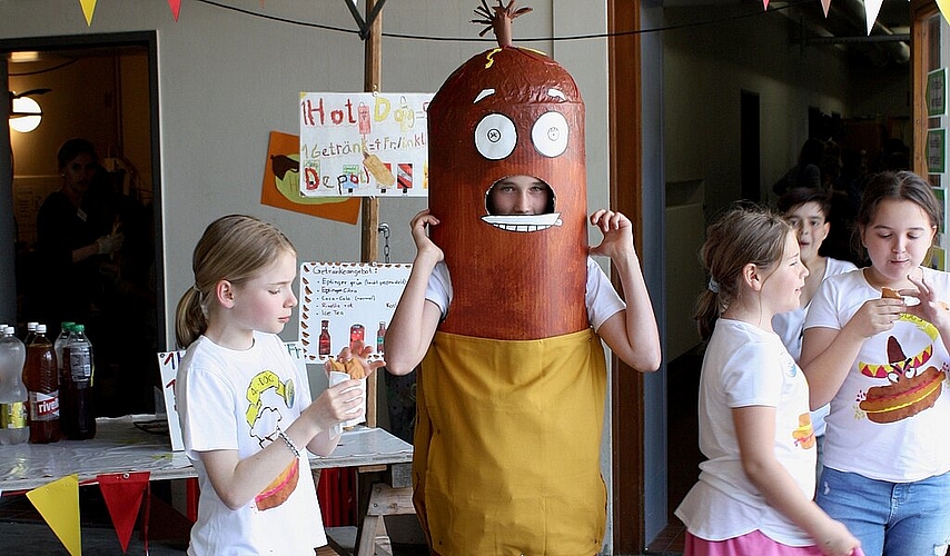 Für die feinen Hot-Dogs machte das Maskottchen fleissig Werbung.