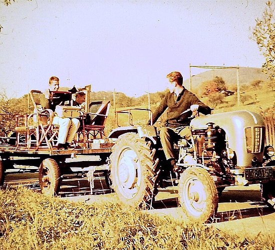Mitte der 1960er-Jahre transportieren Grunder-Traktorführer Robert Wenger und ein Kollege die Requisiten für eine Theateraufführung der Jugendgruppe.