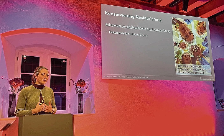 Anna Schuh von der Archäologie Baselland schilderte im Museum.BL, wie Museumsobjekte untersucht, dokumentiert, restauriert und konserviert werden.Foto: S. Moor