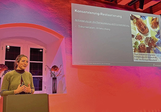 Anna Schuh von der Archäologie Baselland schilderte im Museum.BL, wie Museumsobjekte untersucht, dokumentiert, restauriert und konserviert werden.Foto: S. Moor