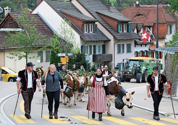 Christoph und Samira Gerber-Waser (rechts) vom Weiler Bärenwil brachten ihre Tiere zum zweiten Mal auf den Schauplatz: «Diesen Tag möchten wir nicht missen», sagen sie.