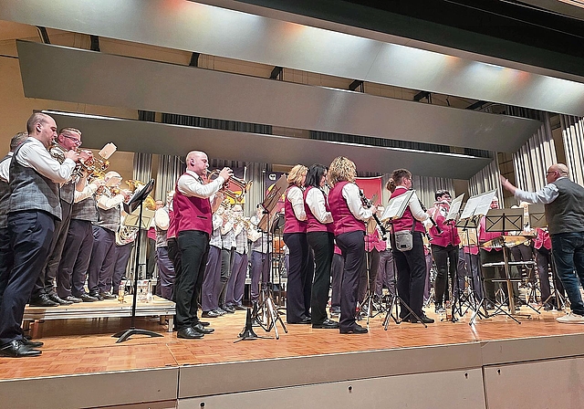 Patrik Schlumpf dirigiert die beiden Vereine, die gemeinsam zwei Stücke spielten.Foto: U. Roth