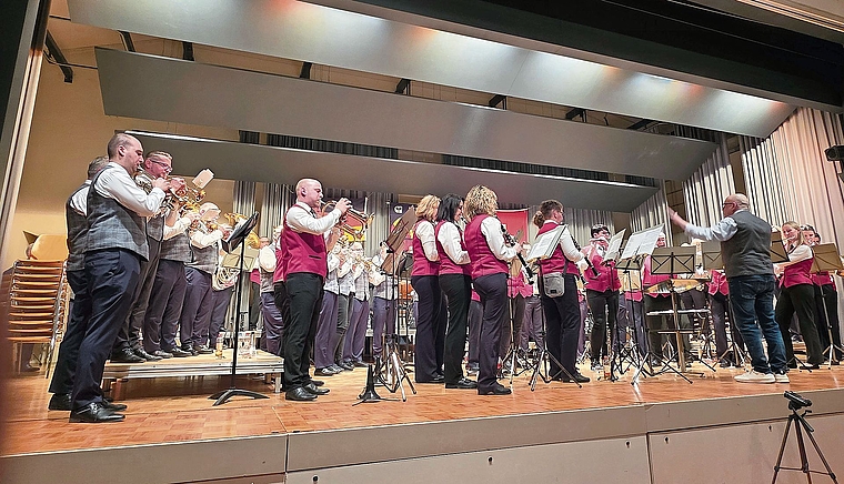 Patrik Schlumpf dirigiert die beiden Vereine, die gemeinsam zwei Stücke spielten.Foto: U. Roth
