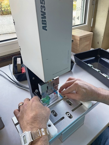Verpackungsarbeiten mit Artikeln von Neoperl. Fotos: M. Stöcklin