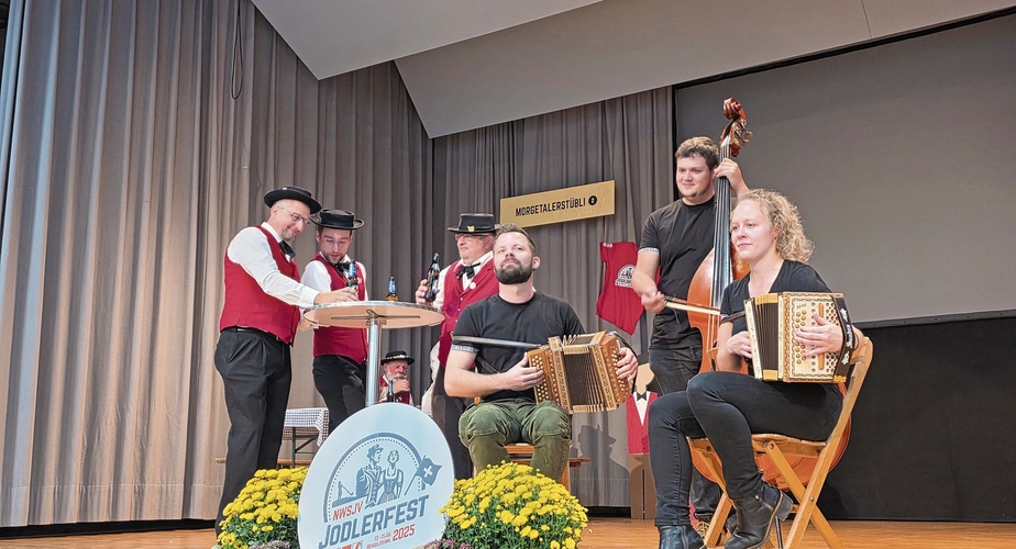 Die «Stärneföxler» mit ihrem Fox-Musikstil, im Hintergrund «Festbesucher» des Jodlerfests im Morgetalerstübli. 