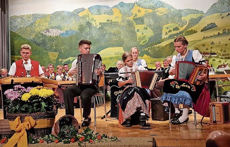 Die Geschwister Sutter beim Musizieren, Nesthäckchen Leandra ist gerade mal 11 Jahre alt.