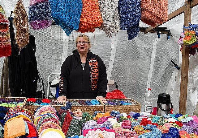 Sonja Benz begeisterte die Besucher mit guter Laune und tollen Strickwaren an ihrem Stand Sonny’s Fun Shop.