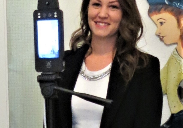 Carmen Nägelin von der Vertriebsfirma nôus by vena GmbH erläutert die Funktion des Körperwärme-Scanners am Eingang der Kindertagesklinik.
