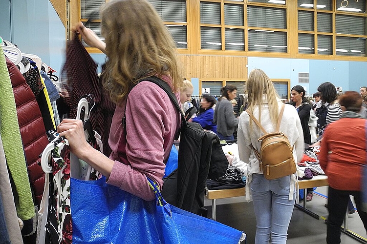 Frauen beim lustvollen Stöbern.