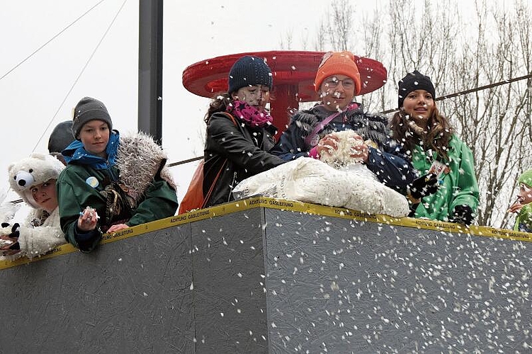 Am traditionellen Kinderumzug regnete es wieder haufenweise Konfetti. Fotos: s. van riemsdijk