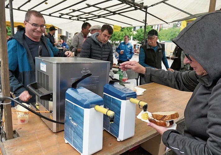 Senf gehört dazu. Der Grillstand des Fussballklubs Gelterkinden 
         
         
            war wie immer sehr begehrt.
