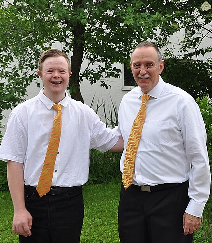 Vater und Sohn stolz in Uniform.
