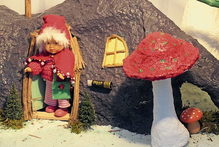 Das Wichtelmädchen Frida öffnet die Wichteltür mit seiner wichtigen Botschaft. Das Wichtelmädchen Frida öffnet die Wichteltür mit seiner wichtigen Botschaft.