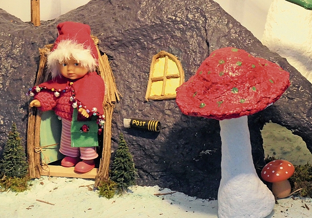 Das Wichtelmädchen Frida öffnet die Wichteltür mit seiner wichtigen Botschaft.