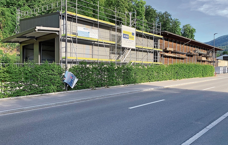 Das sich im Bau befindende Feuerwehrmagazin (links) und der bestehende Werkhof (rechts), der saniert respektive ausgebaut wird. Fotos: W. Wenger Das sich im Bau befindende Feuerwehrmagazin (links) und der bestehende Werkhof (rechts), der saniert respektive ausgebaut wird. Fotos: W. Wenger