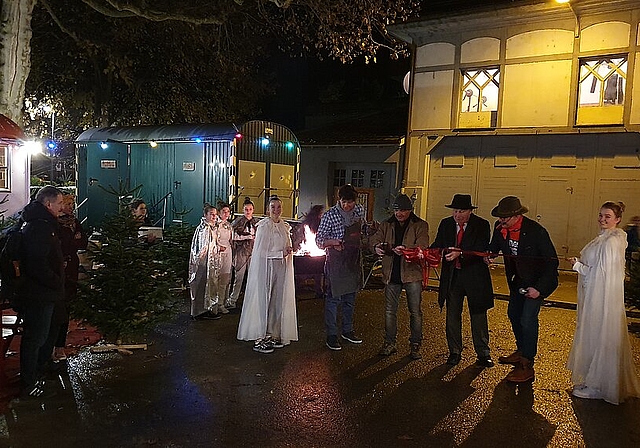Umrahmt von «Weihnachtsengeln» eröffneten sie den Adventszauber: Miguel Engelwald, Vulcanelli GmbH; Daniel Muri, Stadtrat; Hans Rudolf Schafroth, Bürgerrat; Stefan Ulrich, Präsident Begegnungszone Liestal (v.l.). Foto: zVg