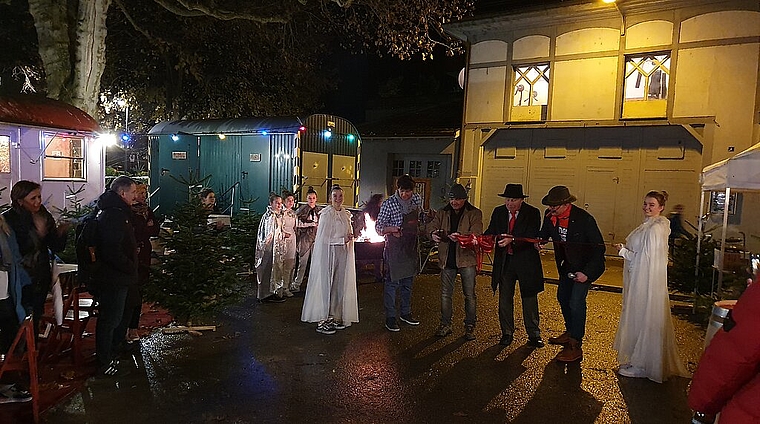 Umrahmt von «Weihnachtsengeln» eröffneten sie den Adventszauber: Miguel Engelwald, Vulcanelli GmbH; Daniel Muri, Stadtrat; Hans Rudolf Schafroth, Bürgerrat; Stefan Ulrich, Präsident Begegnungszone Liestal (v.l.). Foto: zVg