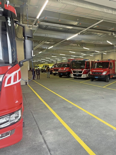 Ein Blick in die sehr frisch bestückte Fahrzeughalle in der Rettungswache Altmarkt.