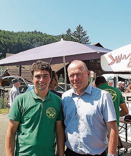 OK-Präsident Thomas Bader (l.) mit Gantrufer und Nationalratspräsident Andreas Aebi wünschten sich für die Auktion mehr Kühe und Rinder.