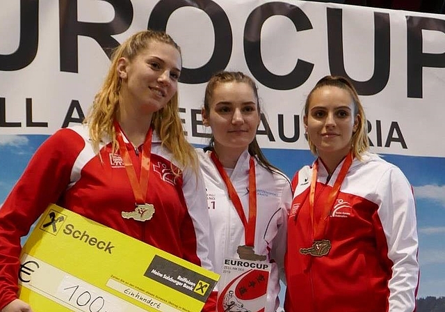 Mia Kadoic mit Siegerprämie in Zell.Foto: ZVG