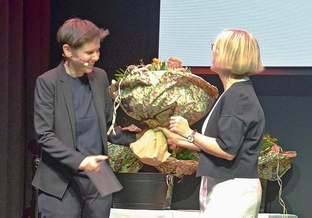 Aus den Händen der Stifungs-Präsidentin Nadine Jermann (r.) erhielt Daniela Dill den Kantonalbankpreis 2025. 