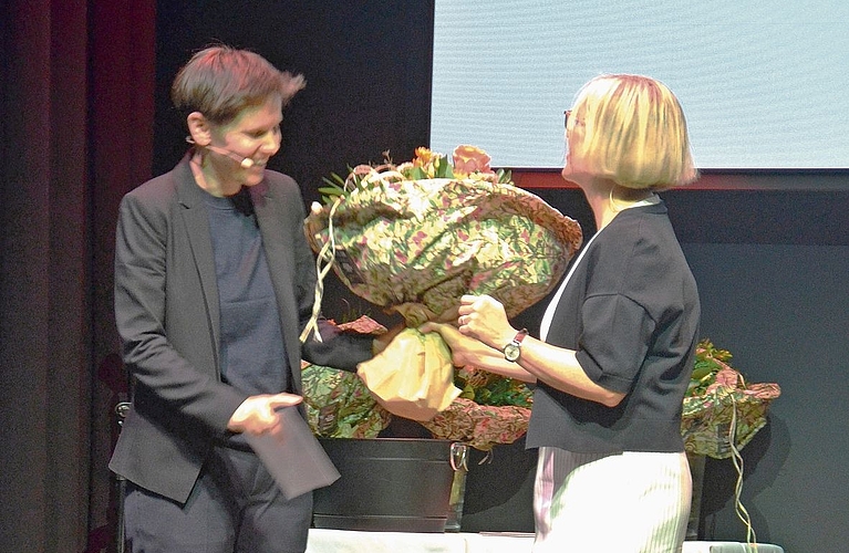 Aus den Händen der Stifungs-Präsidentin Nadine Jermann (r.) erhielt Daniela Dill den Kantonalbankpreis 2025. 