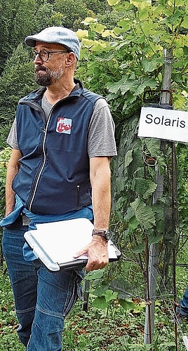 Urs Weingartner erläutert die Neuzüchtung der Solaris-Traube.