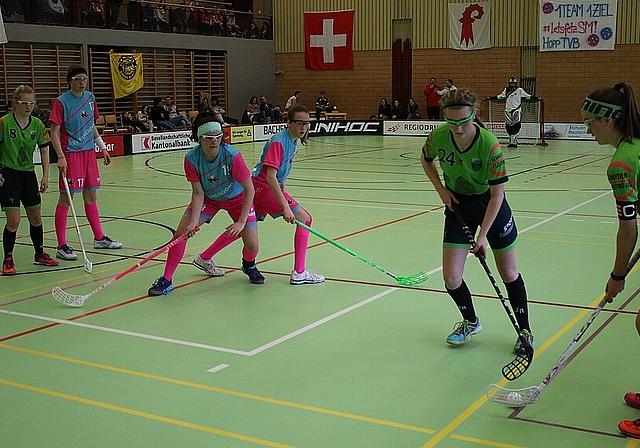 Die Bubendörfer Juniorinnen (pink/hellblau) im Spiel um Rang 5 gegen Berner Oberland.Foto: ZVG