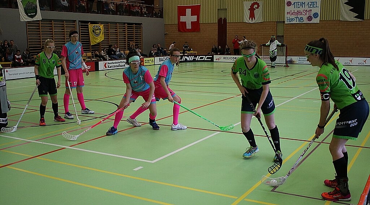 Die Bubendörfer Juniorinnen (pink/hellblau) im Spiel um Rang 5 gegen Berner Oberland.Foto: ZVG