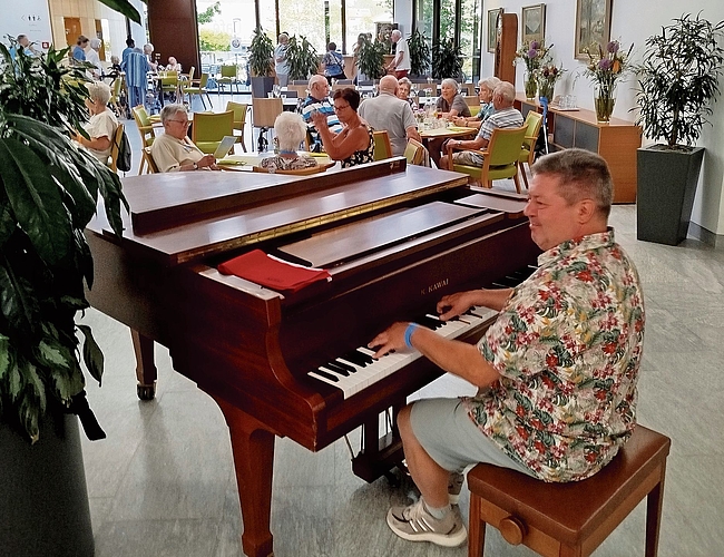 Hene Wirz unterhielt das Publikum am Samstag mit seinen Pianoklängen. Hene Wirz unterhielt das Publikum am Samstag mit seinen Pianoklängen.