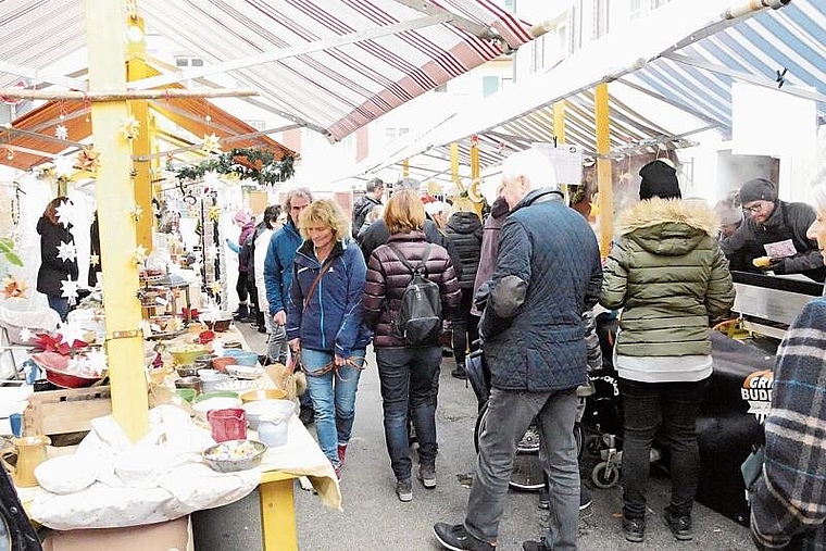 Das Publikum drängte sich durch die Gassen. Foto: B. Eglin