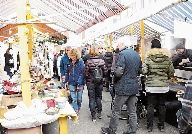 Das Publikum drängte sich durch die Gassen. Foto: B. Eglin