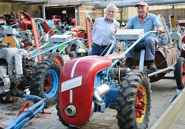 Stolz sitzt Grunder Schorsch auf einem Grunder-Einachstraktor mit angehängter Baumspritze. An seiner Seite Walter Grunder, Sohn von August Grunder. Fotos: Benildis Bentolila

