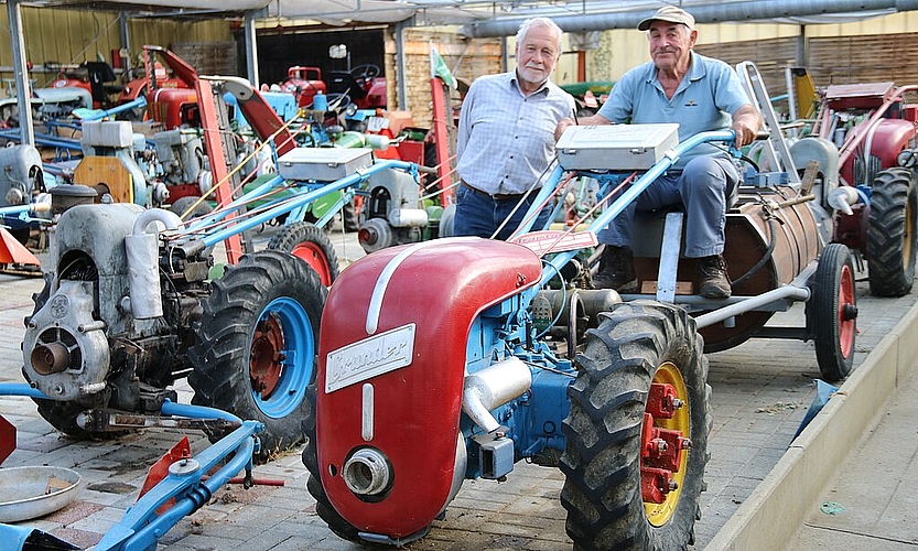 Stolz sitzt Grunder Schorsch auf einem Grunder-Einachstraktor mit angehängter Baumspritze. An seiner Seite Walter Grunder, Sohn von August Grunder. Fotos: Benildis Bentolila
