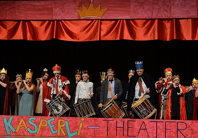 Die HCF bietet einen königlichen Auftakt zum Kasperlitheater. Fotos: Doris Thommen