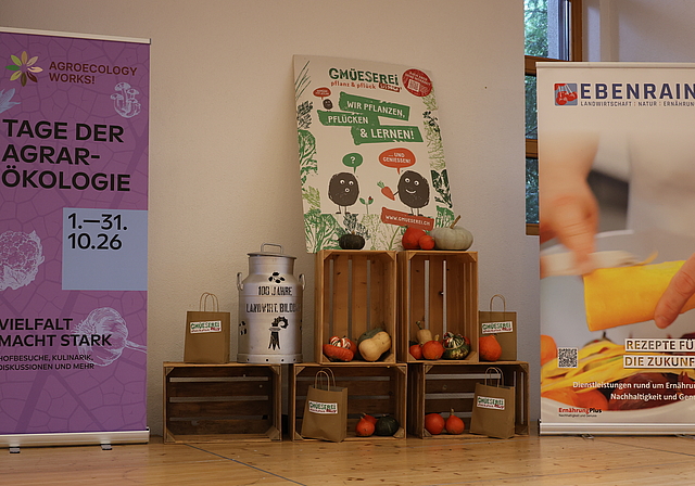 Diverse Informationsbanner anlässlich des Tages der Agrarökologie. Foto: B. Eglin